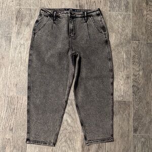 Hollister womenās black wash Relaxed Jeans a little stretch